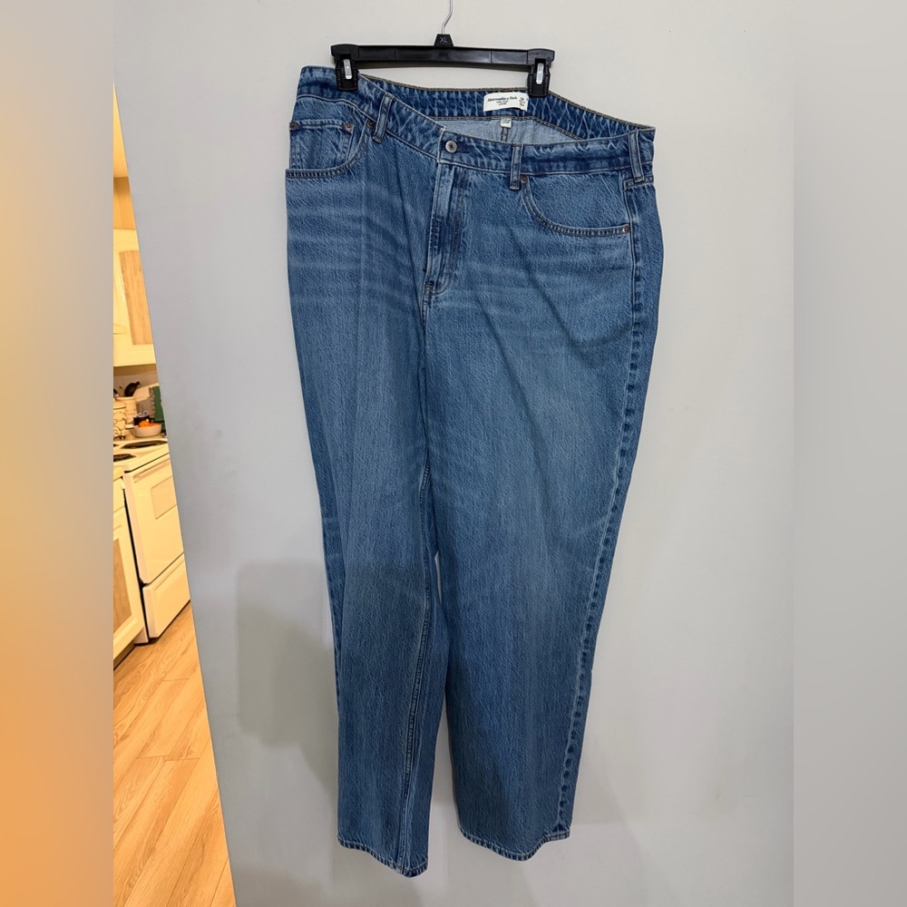 Abercrombie & Fitch High-Rise Loose Jeans in Blue